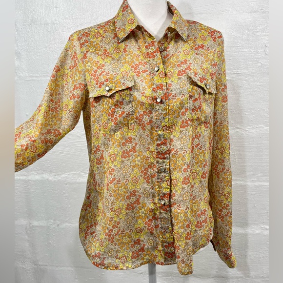 TWO BY VINCE CAMUTO FLORAL BUTTON TOP - Picture 4 of 13